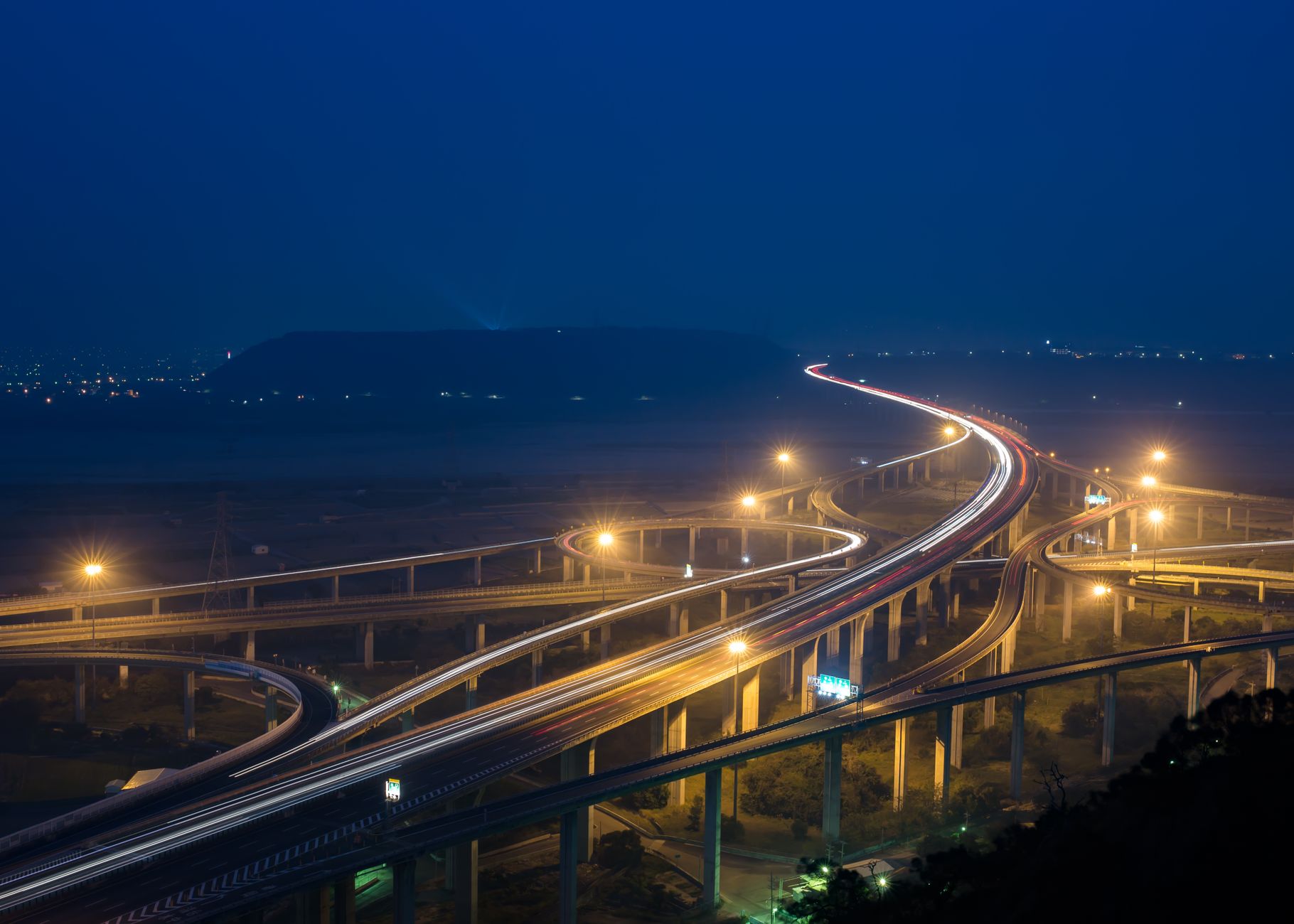 Viaduto de uma rodovia visto à noite